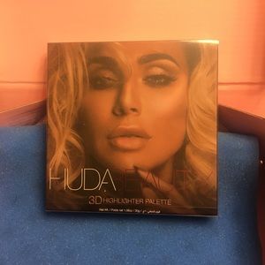 Huda Beauty 3D Highlighter Palette in Pink Sands